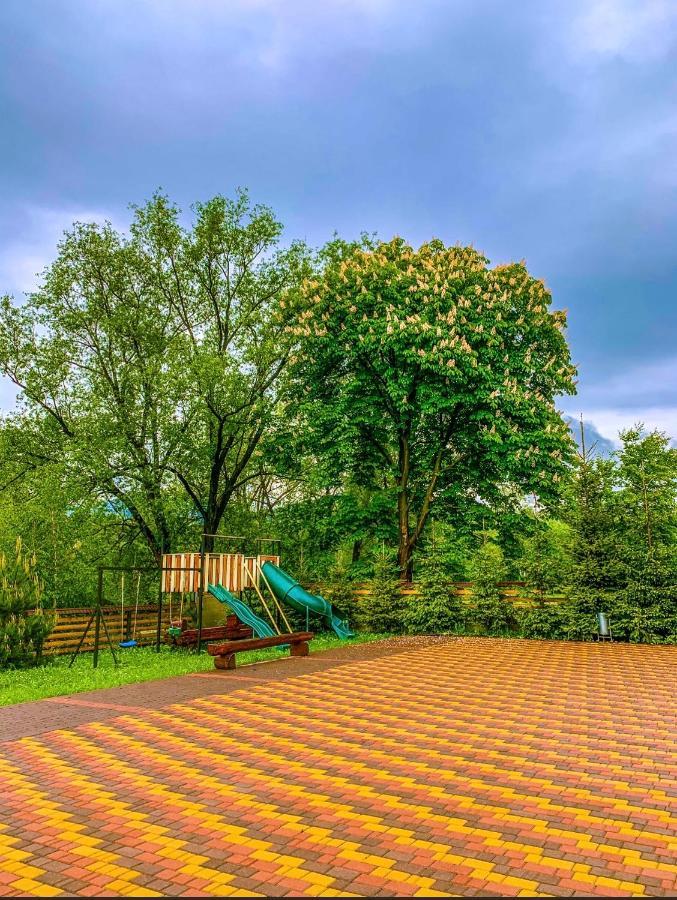 Вишиванка Dilyatyn Exterior foto
